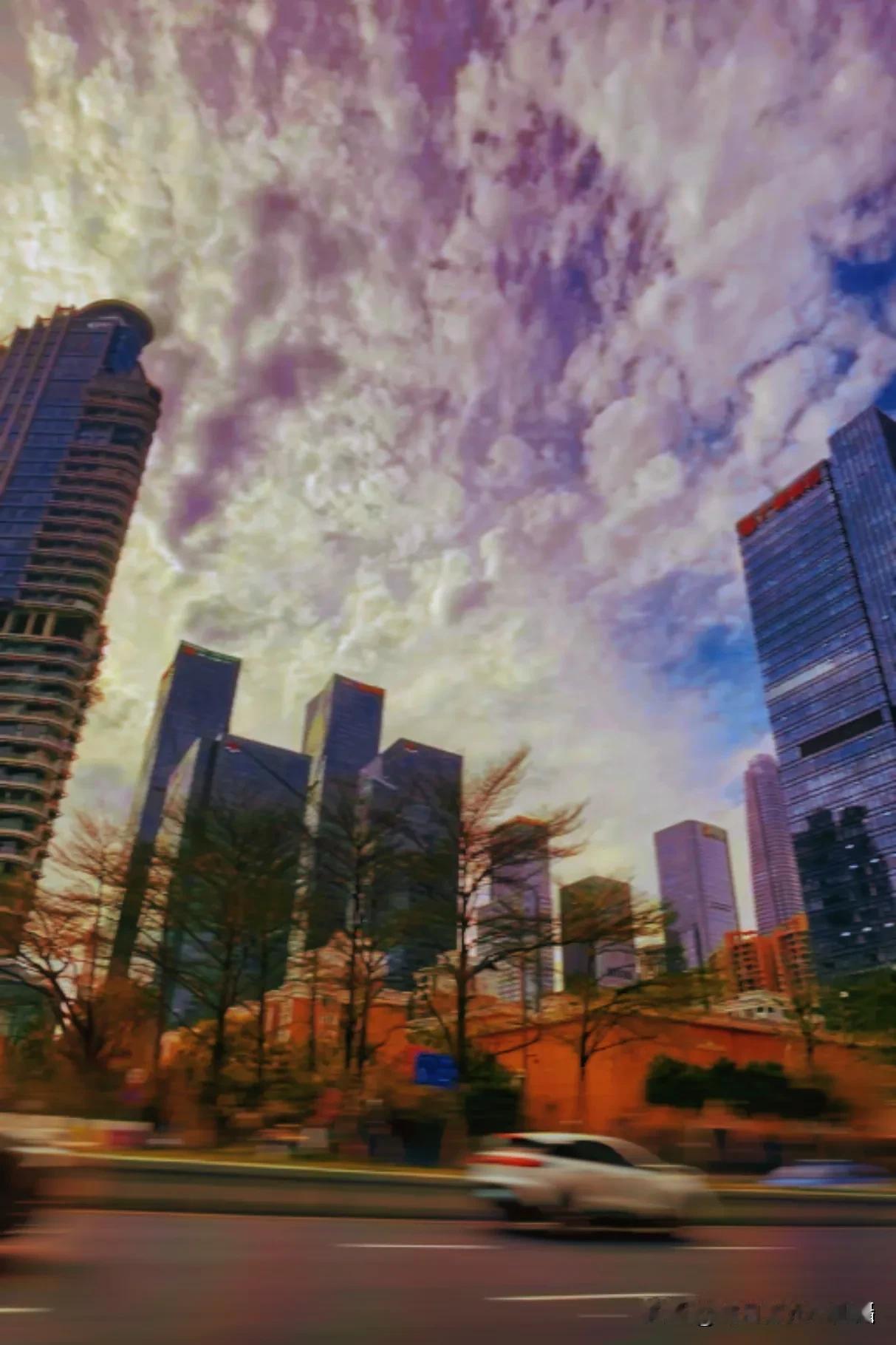 城市中的自然交响，穿行于城市街道，车水马龙喧嚣未停，却惊见高楼与绚烂云霞悄然邂逅
