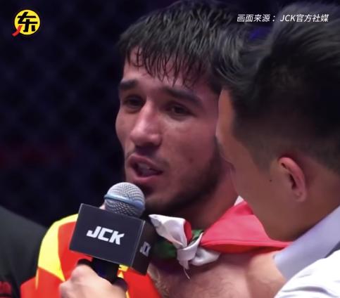 破防了家人们！塔吉克斯坦选手夺得杭州亚运会拳击金牌后，在领奖台上身披中国国旗，并