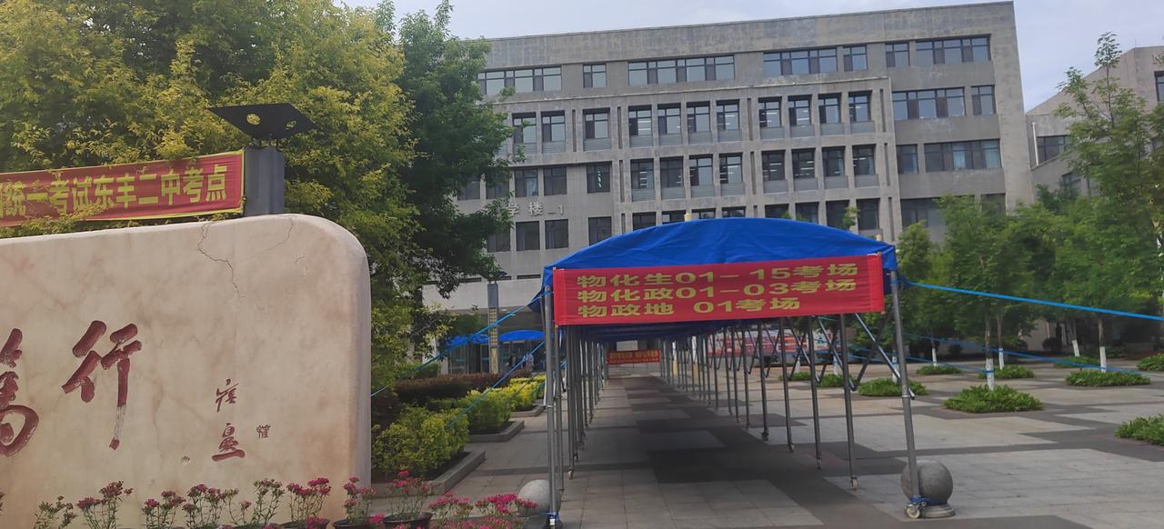 后天就高考了，今天有很多学生来找我照相，我都一一满足他们的要求，并且祝福他们能考