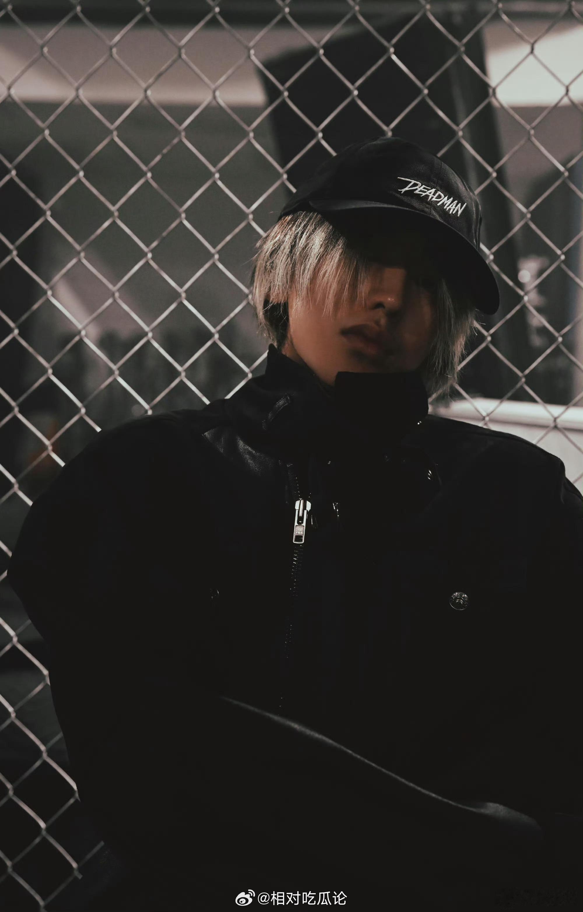 蔡徐坤本次时装周有探店和全球地广的拍摄（Thom Browne） 