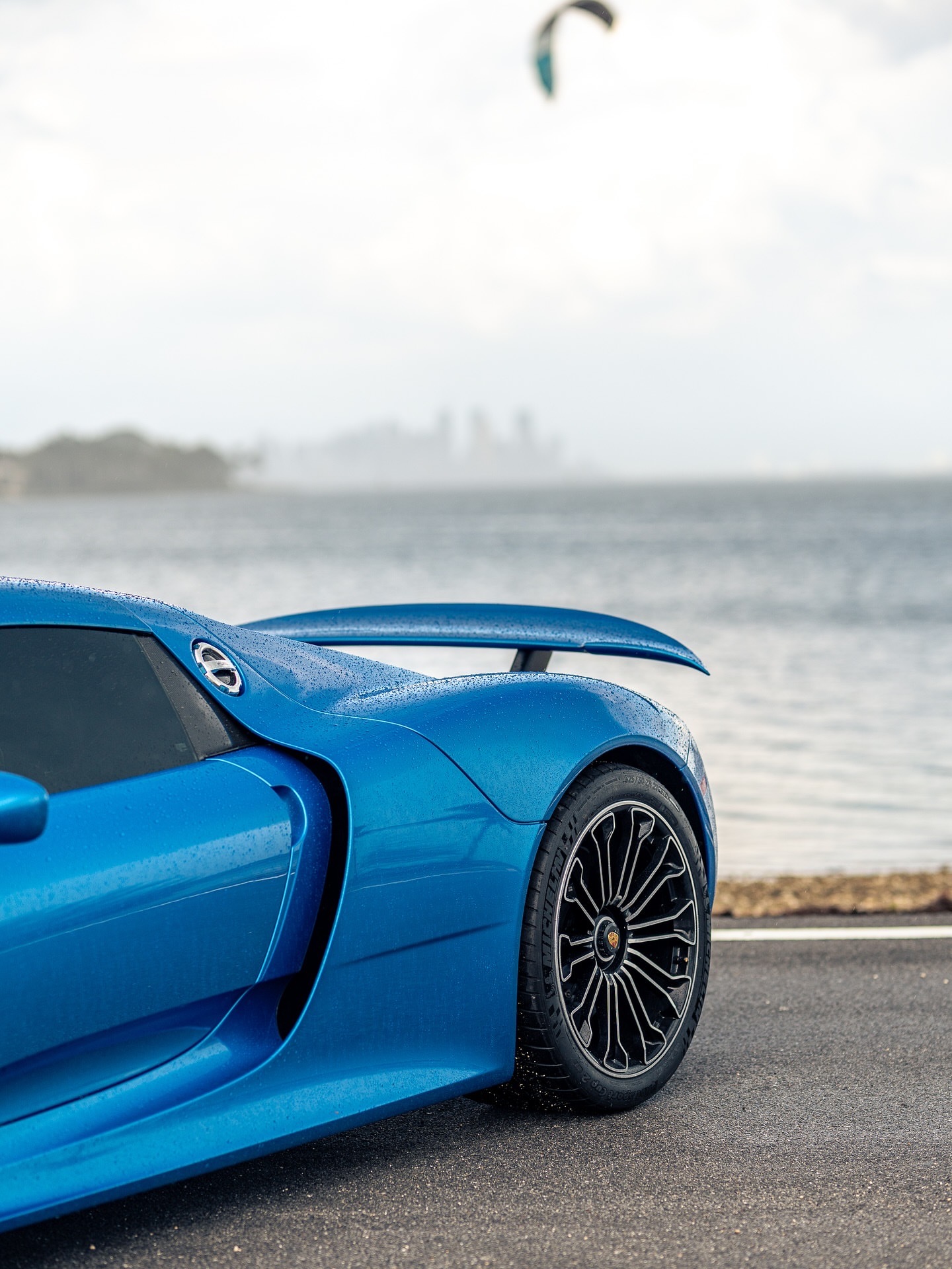 在保时捷918 Spyder Azzurro Dino Mica的涂装下追逐日落