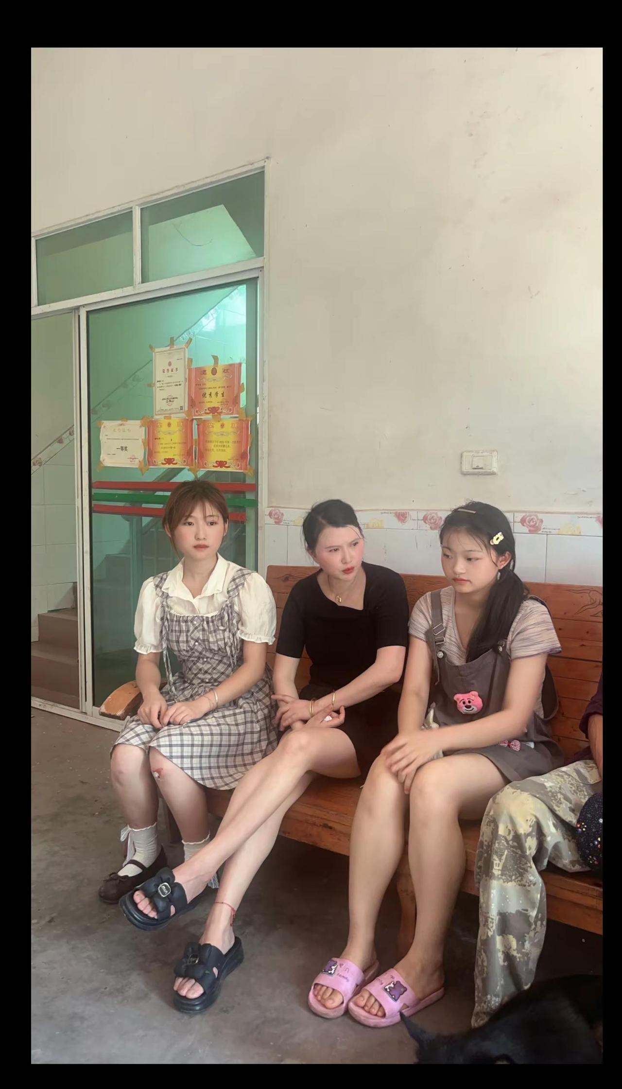 罗冰情罗海虹两姐妹为了找到暑假工，在各种求职网站浏览咨询。龙形派出所收到诈骗风险