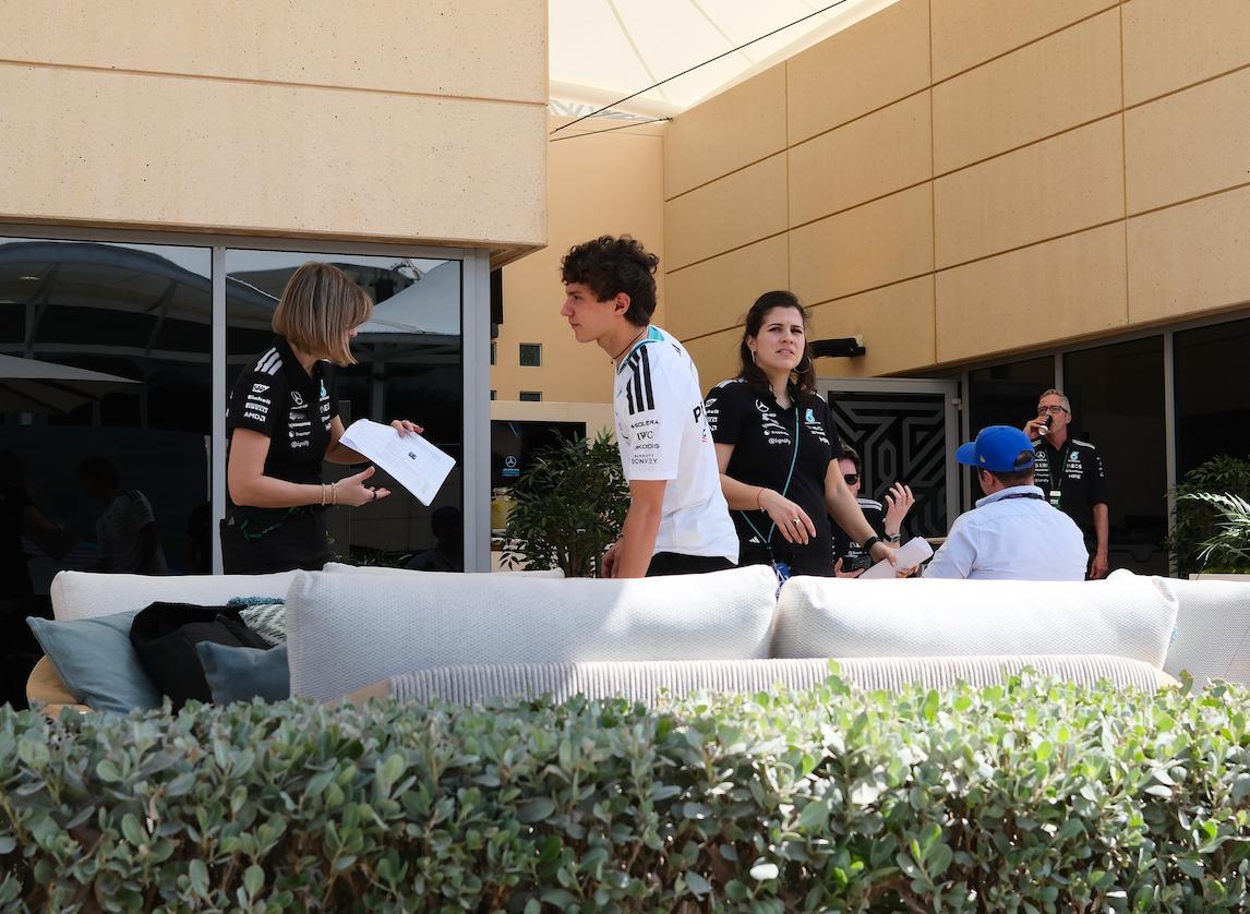 梅赛德斯上午再度遇到了动力单元问题，早上安东内利目前只跑了3圈。今天上午目前里程