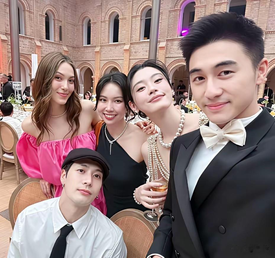 这身造型我真的给满分！ 王嘉尔在奚梦瑶婚礼上并没有穿常规西装，而是用短款机车夹克