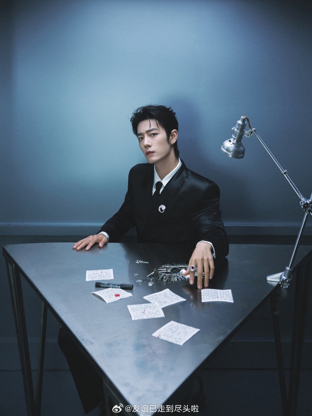 肖战白玉兰造型出图，Gucci 27早春超超季礼服全球首穿，佩戴宝诗龙高级珠宝。