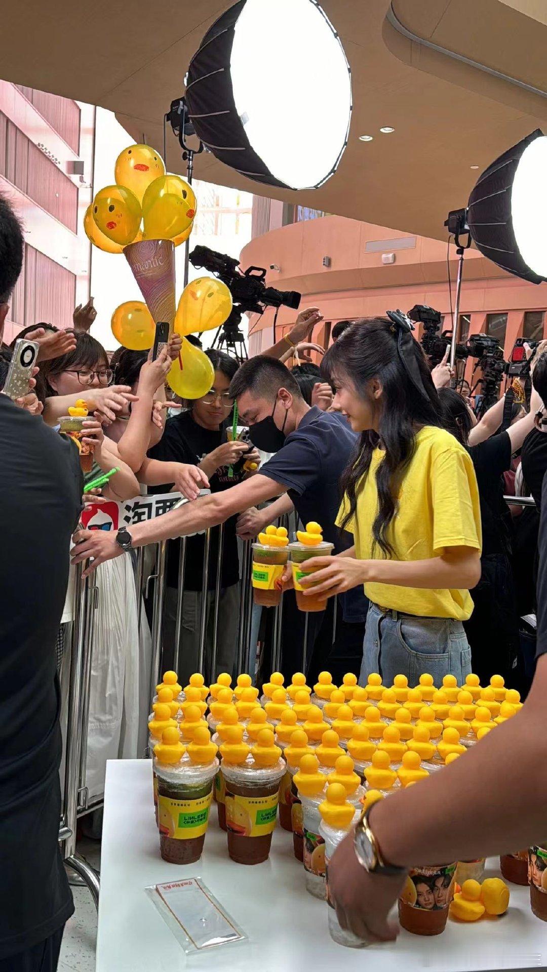 #于适欢迎来到我身边路演city#于适也太接地气了吧，一直非常积极的和粉丝互动，