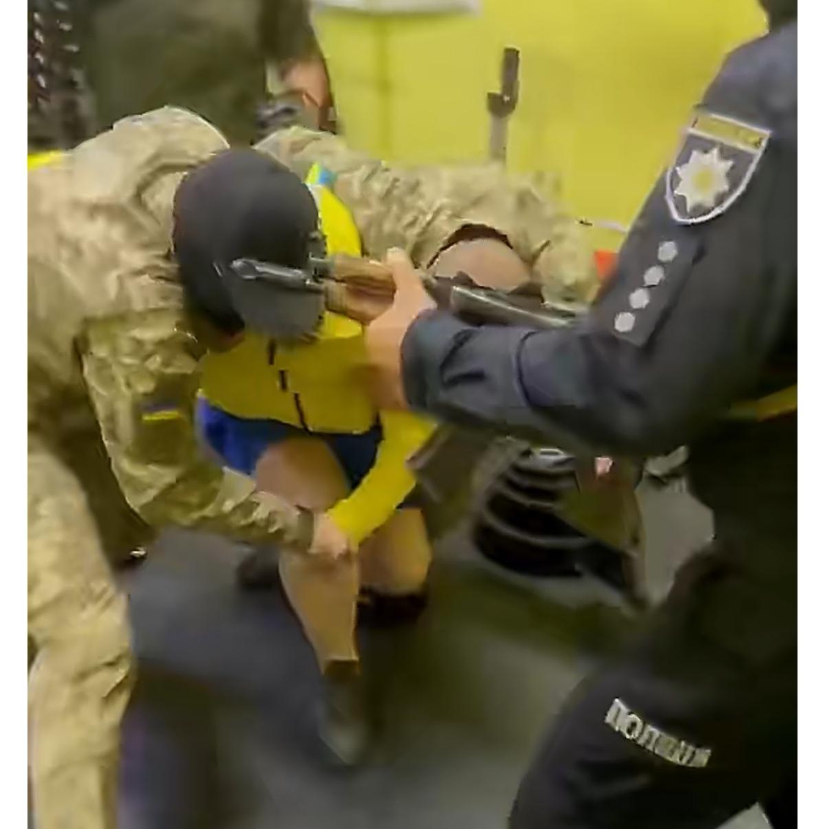 乌克兰敖征兵人员到健身房抓人，被健身人员一顿暴打。

自俄罗斯表态要进行第二次大