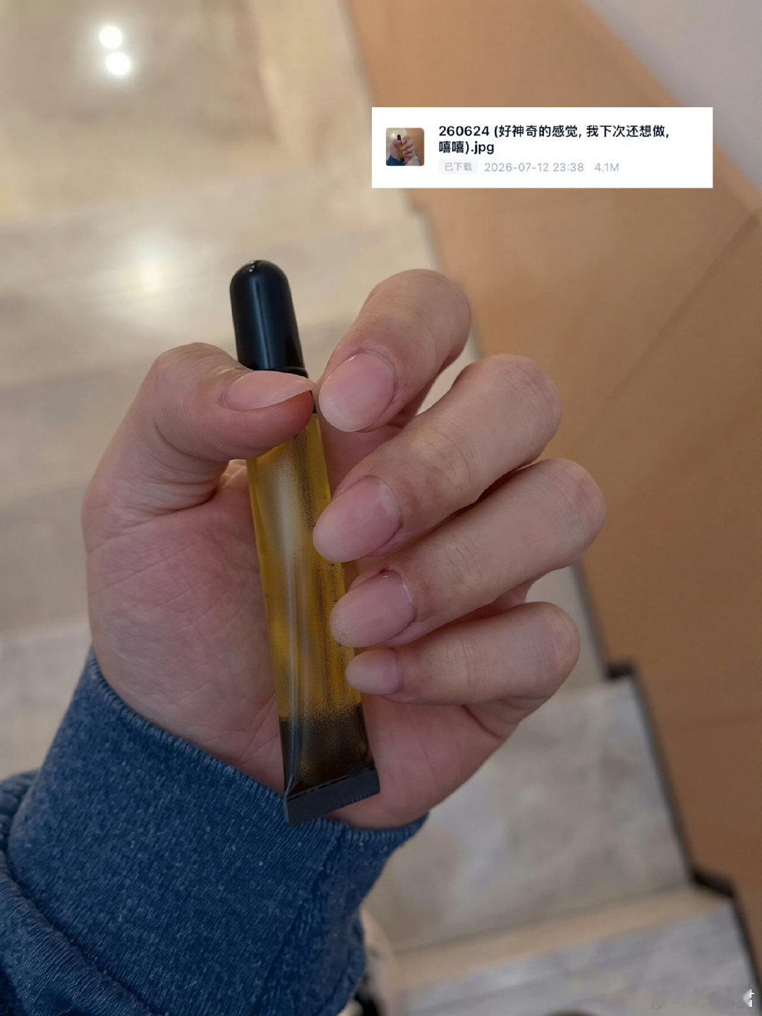 苏新皓好喜欢拍自己的手“ 火红美丽的手，有点害羞”苏新皓就这么形容自己的手哈哈哈
