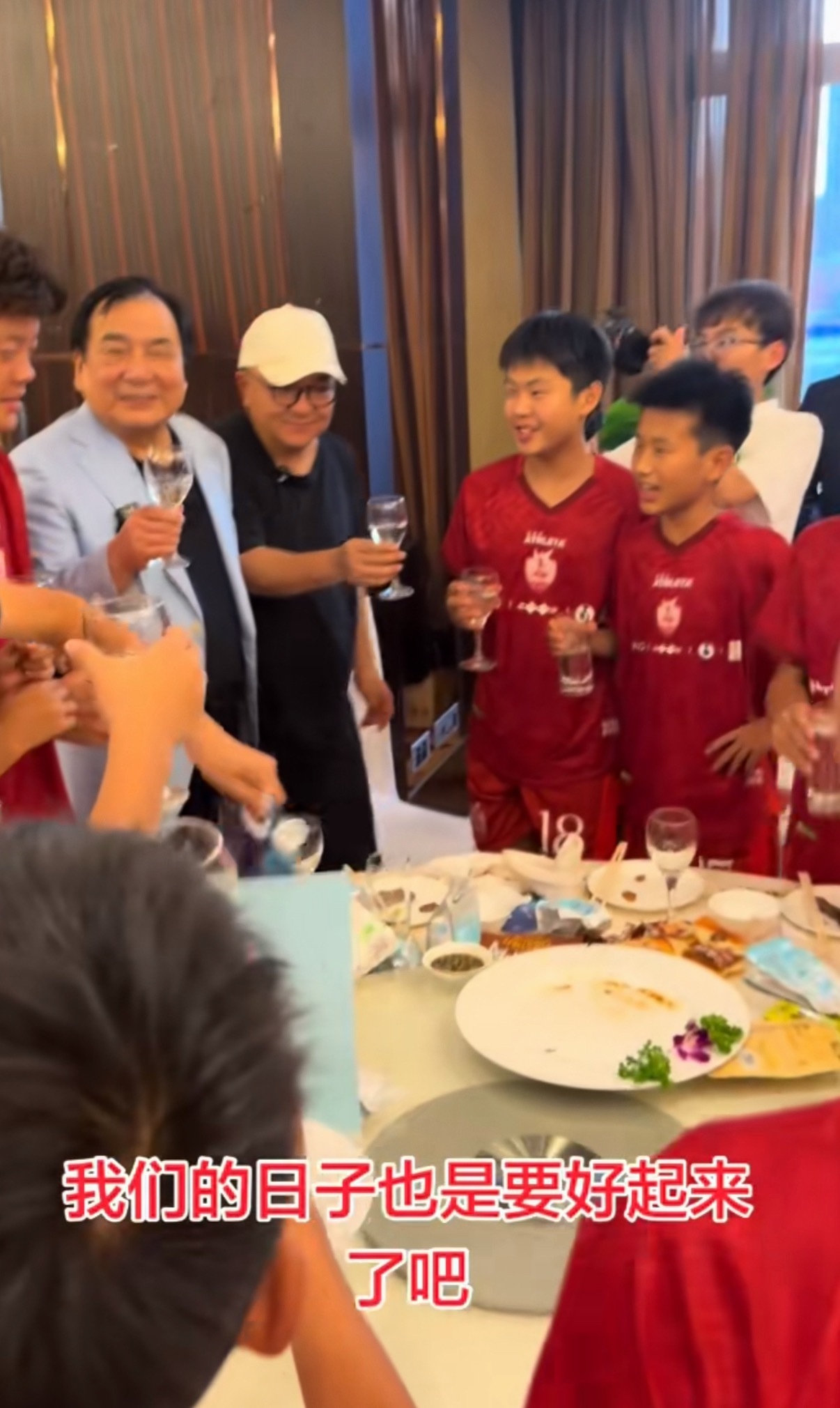 就算是哈兰德内马尔来了，也要喝一杯才能走 