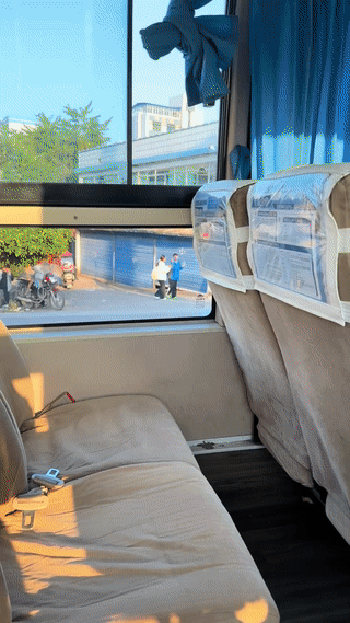 现在的男生怎么那么害怕女同学啊？
街头拍到一个女孩抓着男同学的衣领不知道在干嘛？