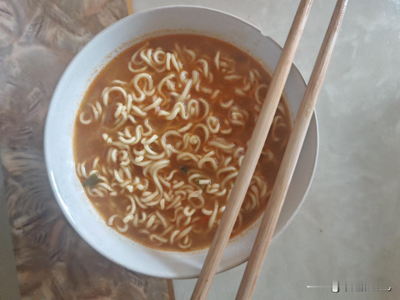 我婆婆给我煮的方便面都不放个鸡蛋，
中午不想吃面的我婆婆一人给煮了个方便面，
他
