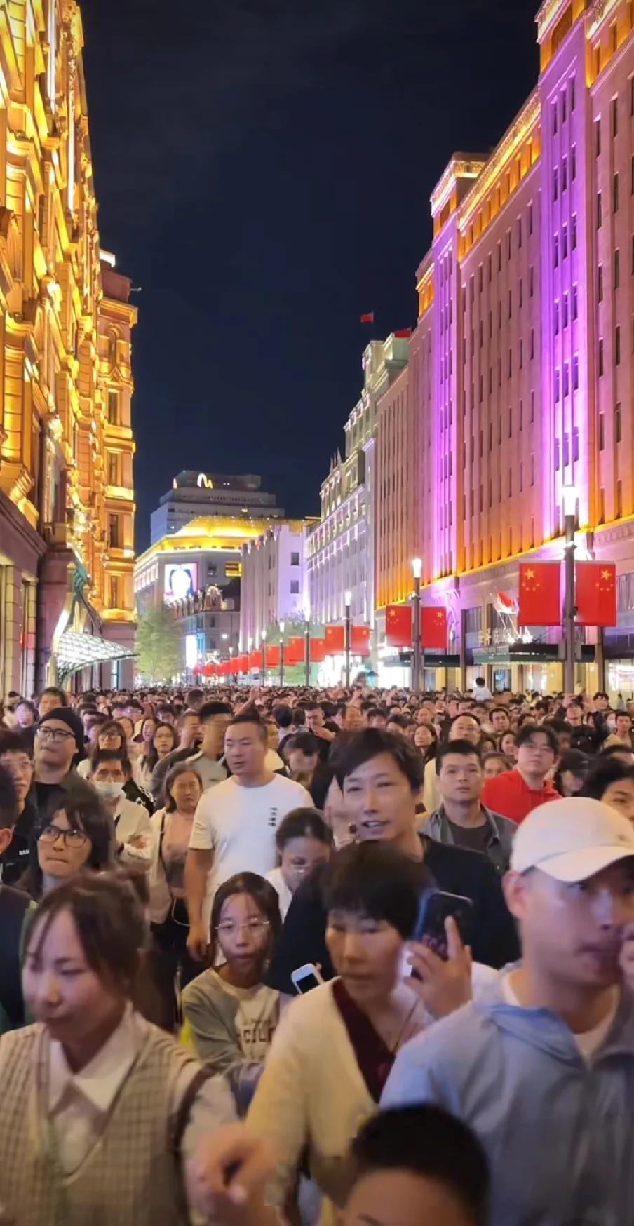 大老远的跑上海来，傻眼了！


这能看见啥？矮个子还能看看背影和后脑勺，高个子干