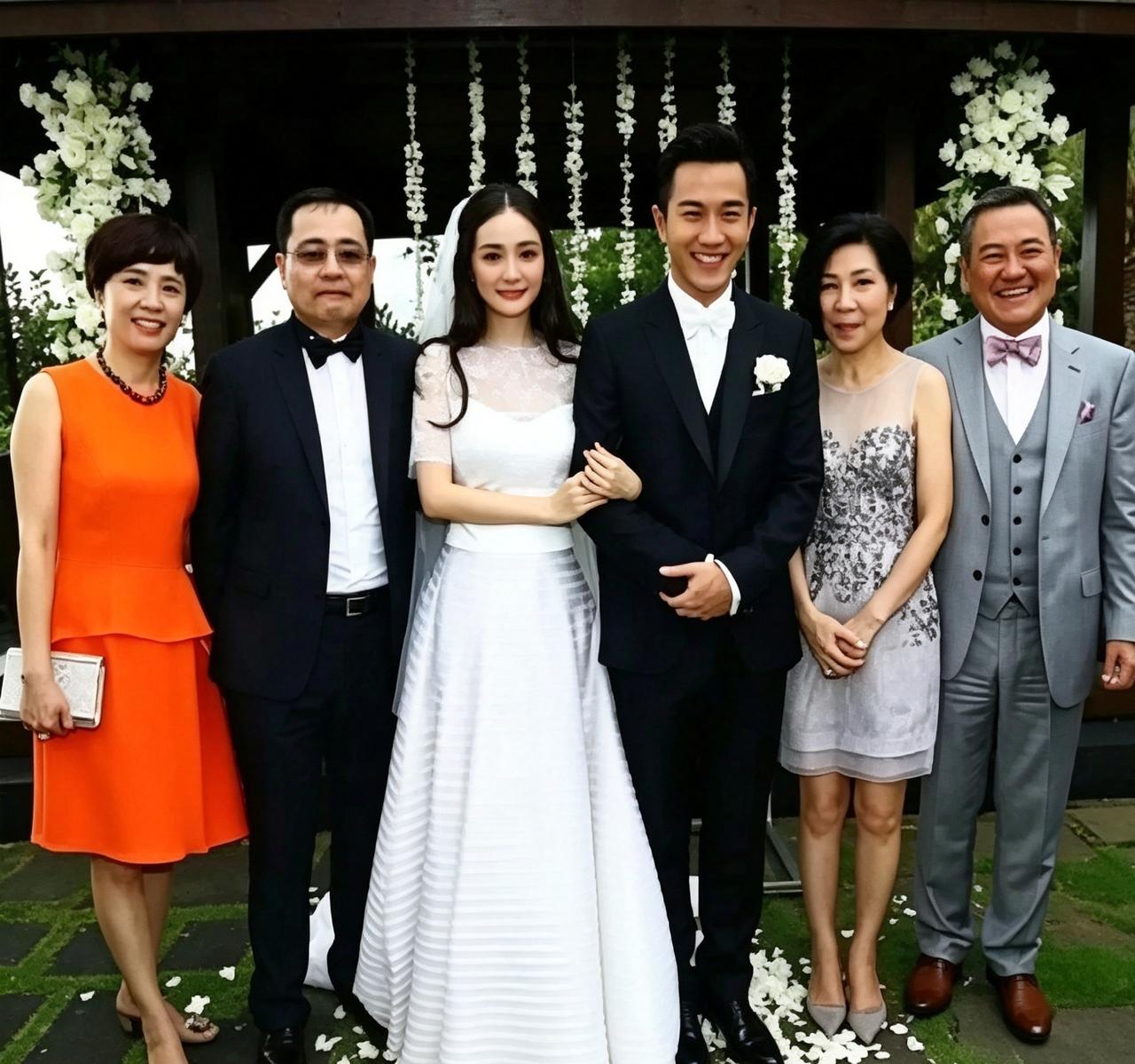 刷到当年巴厘岛婚礼老照片，两家父母站一块儿真抢镜。杨幂妈穿亮橙色特显年轻，刘丹两