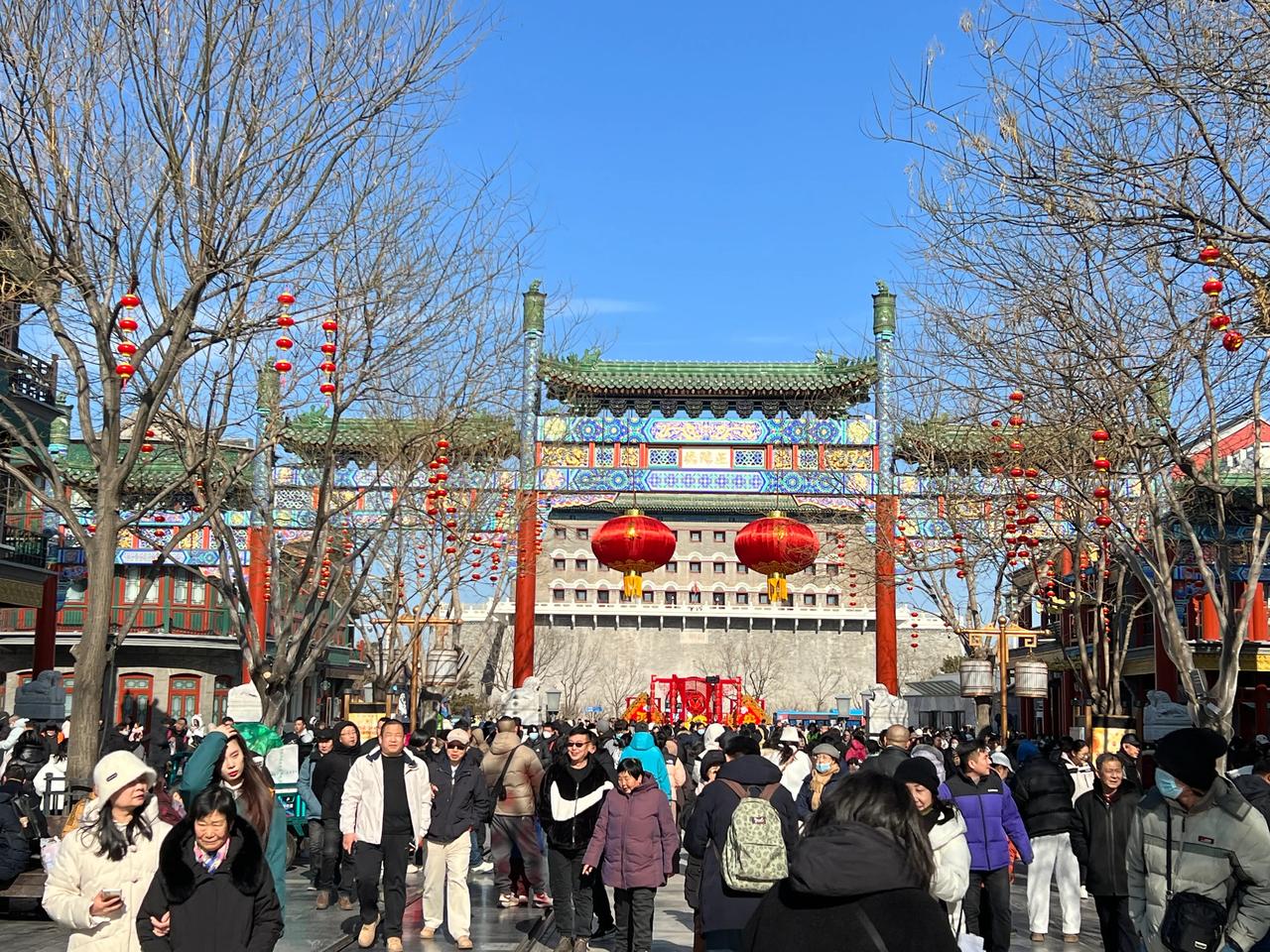 京城最热闹、最久远、名气最大的商业街莫过于前门大街了，一年四季熙熙攘攘。没人在意