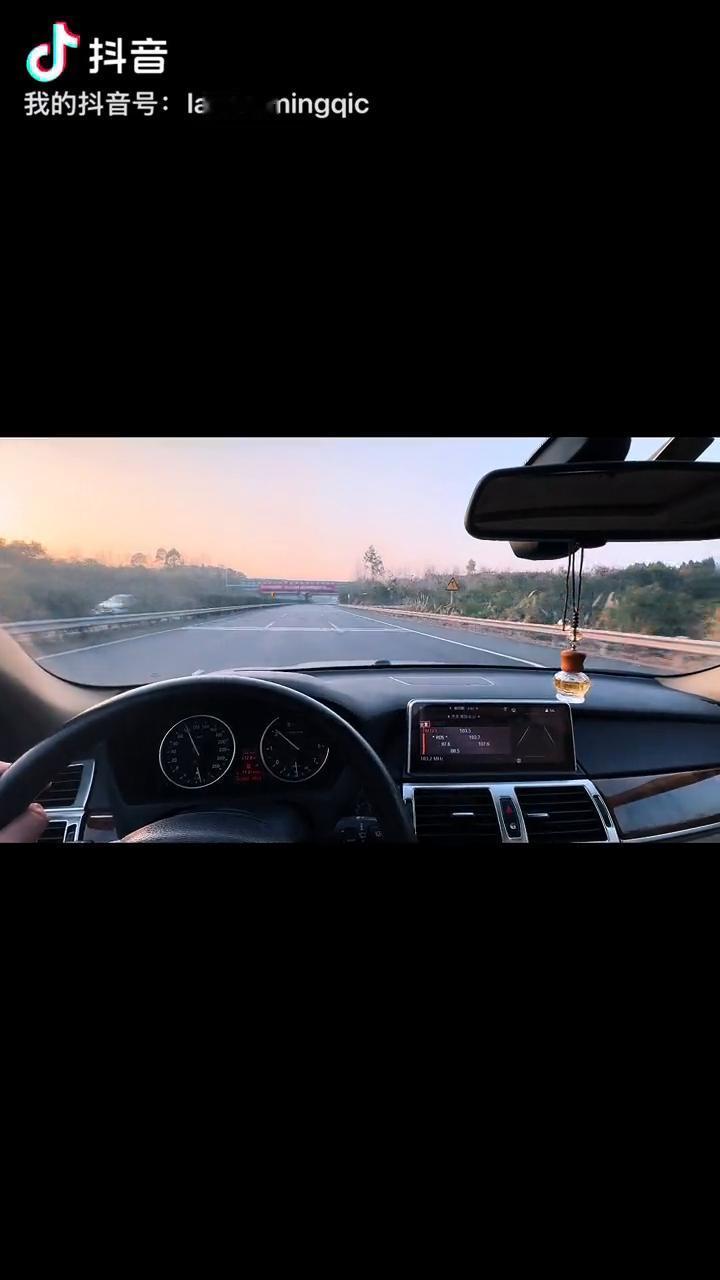 就像鲁迅先生说的：前途很远，很爱。然而不要怕，不怕的人面前才会有路。就让我们坚定