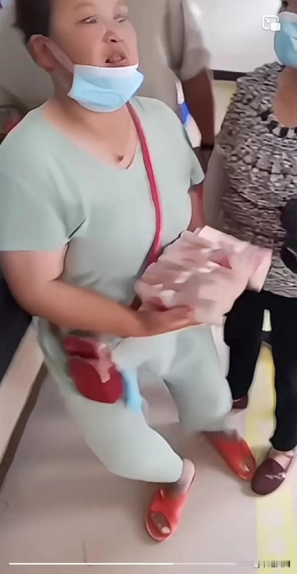 女子取钱太多激动倒地！
眼看钱洒落一地，着急又撞头！
我们村的老两口被征地给了三