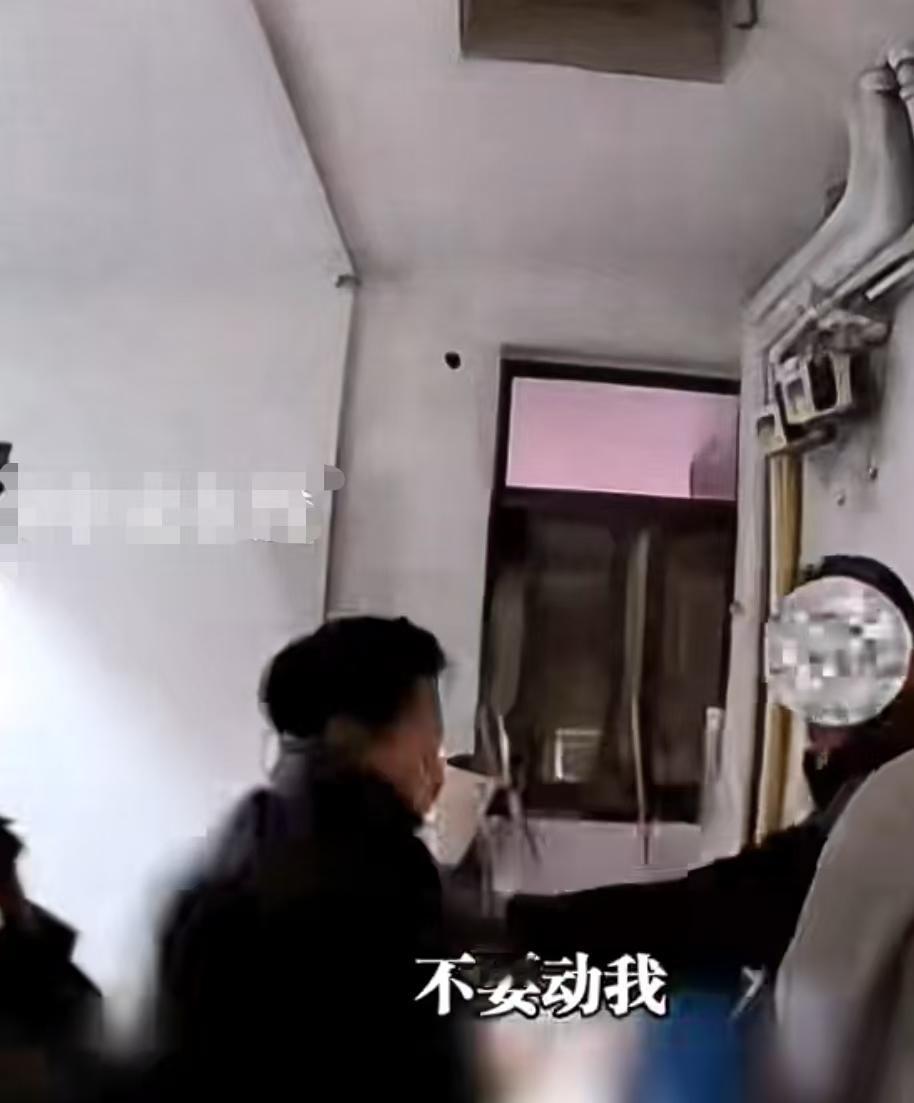 上海一名女子因提醒邻居勿将垃圾扔在自己家门口，遭邻居全家按在地上殴打。
女子表示