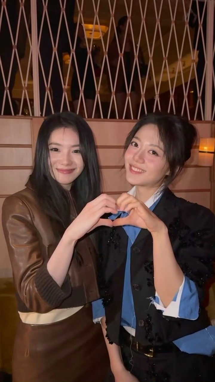 美女贴贴[吹风车]#刘浩存赵今麦比心# ​​​