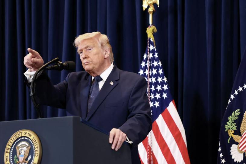 一个曾将中国称为“最大敌人”的美国总统，如今却不得不将访华视为政治续命的最后希望