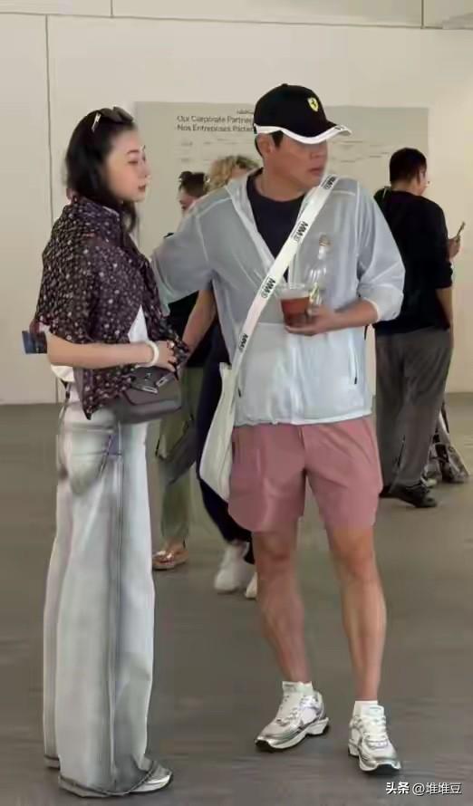 范志毅说：我和妻子张梦瑾相差17岁，出门经常被人说像父女。2016年结婚，一晃快