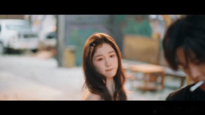 虞书欣这一脚直接把我踹成梦女虞书欣在《双轨》里真的超飒，完全打破对甜妹的固有印象