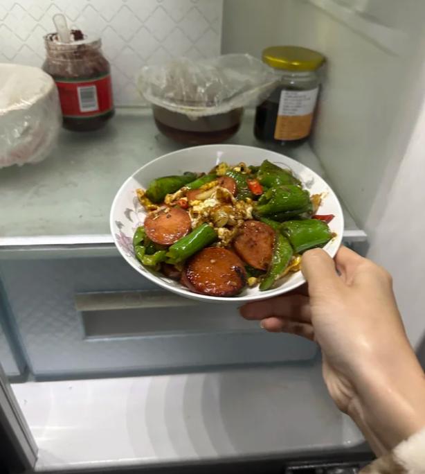 剩菜要趁热放冰箱，越快越安全。
“剩菜要凉透再放冰箱”是一个常见的误区。刻意在室