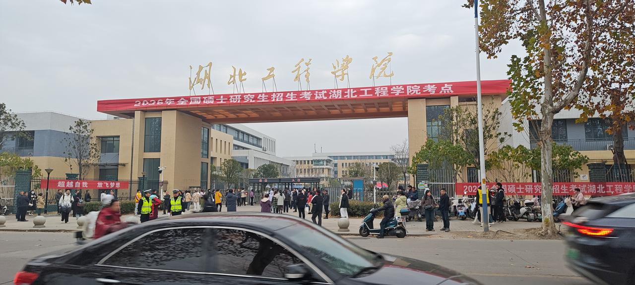 随手拿了块儿子的橡皮，这画风如同我儿时的顽劣。