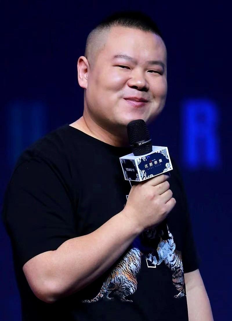大半夜刷到热搜给我笑清醒了！

岳云鹏这次玩得有点大，居然在相声专场上整起了