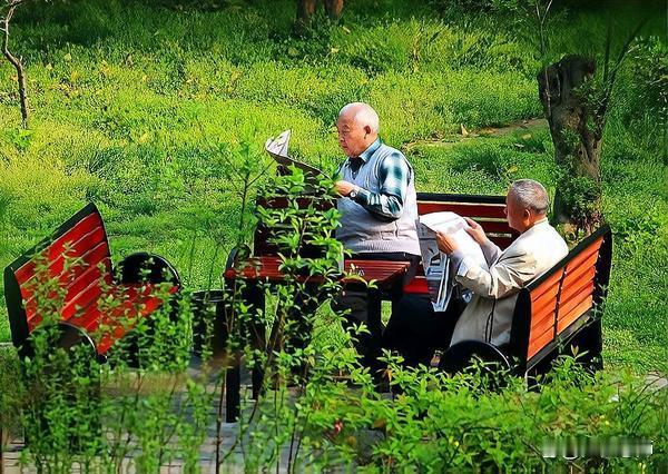 忙了大半辈子才懂：人生真正的成功，从来不是名利双收
 
最近在各大社交平台上，一