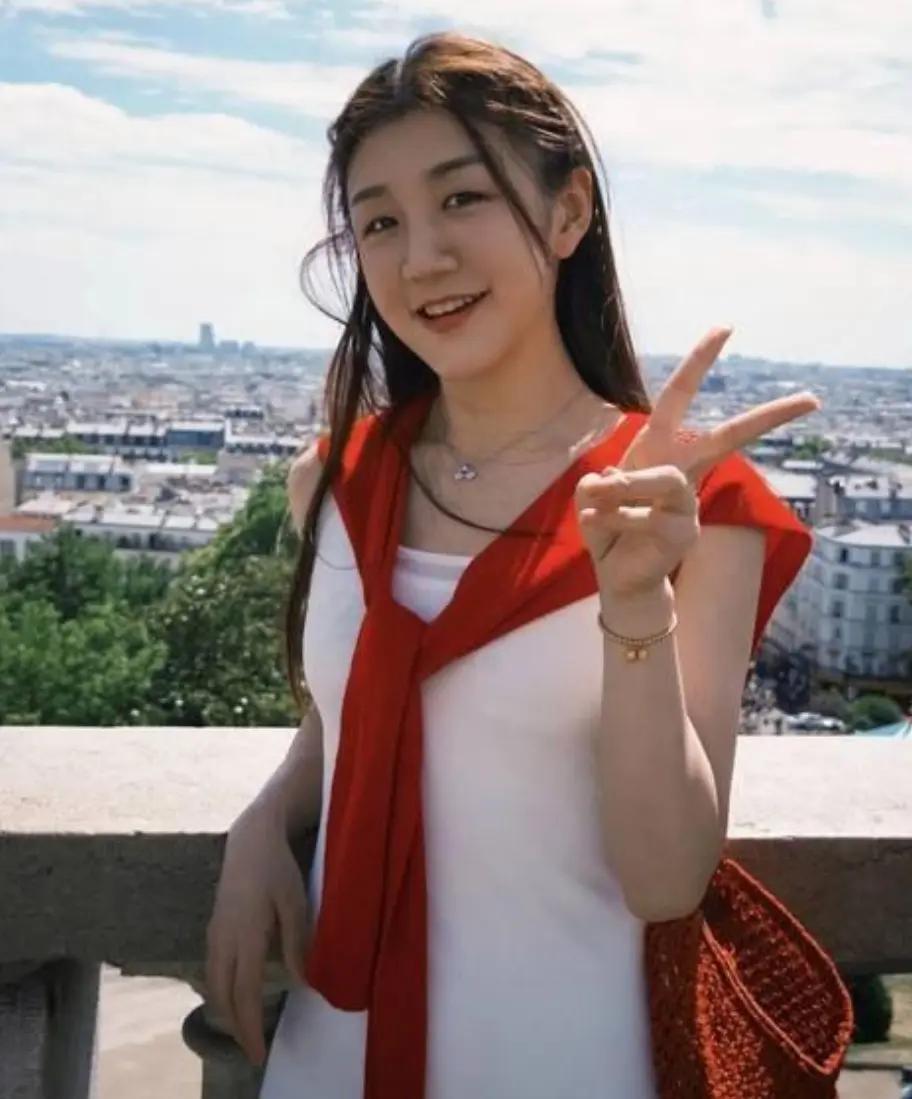 陈梦夺冠，队友为何不给她庆祝？真相令人心酸。

巴黎奥运女单决赛，陈梦4-2战胜