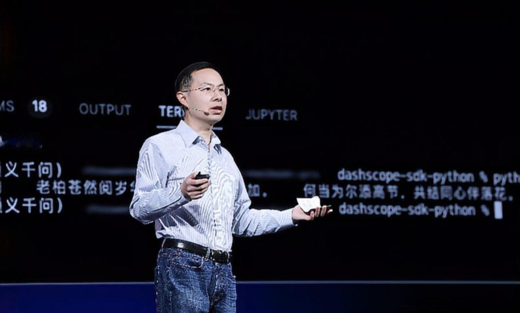 阿里云CTO周靖人近日成为阿里合伙人，带领通义实验室在大模型竞赛中保持领先，这一