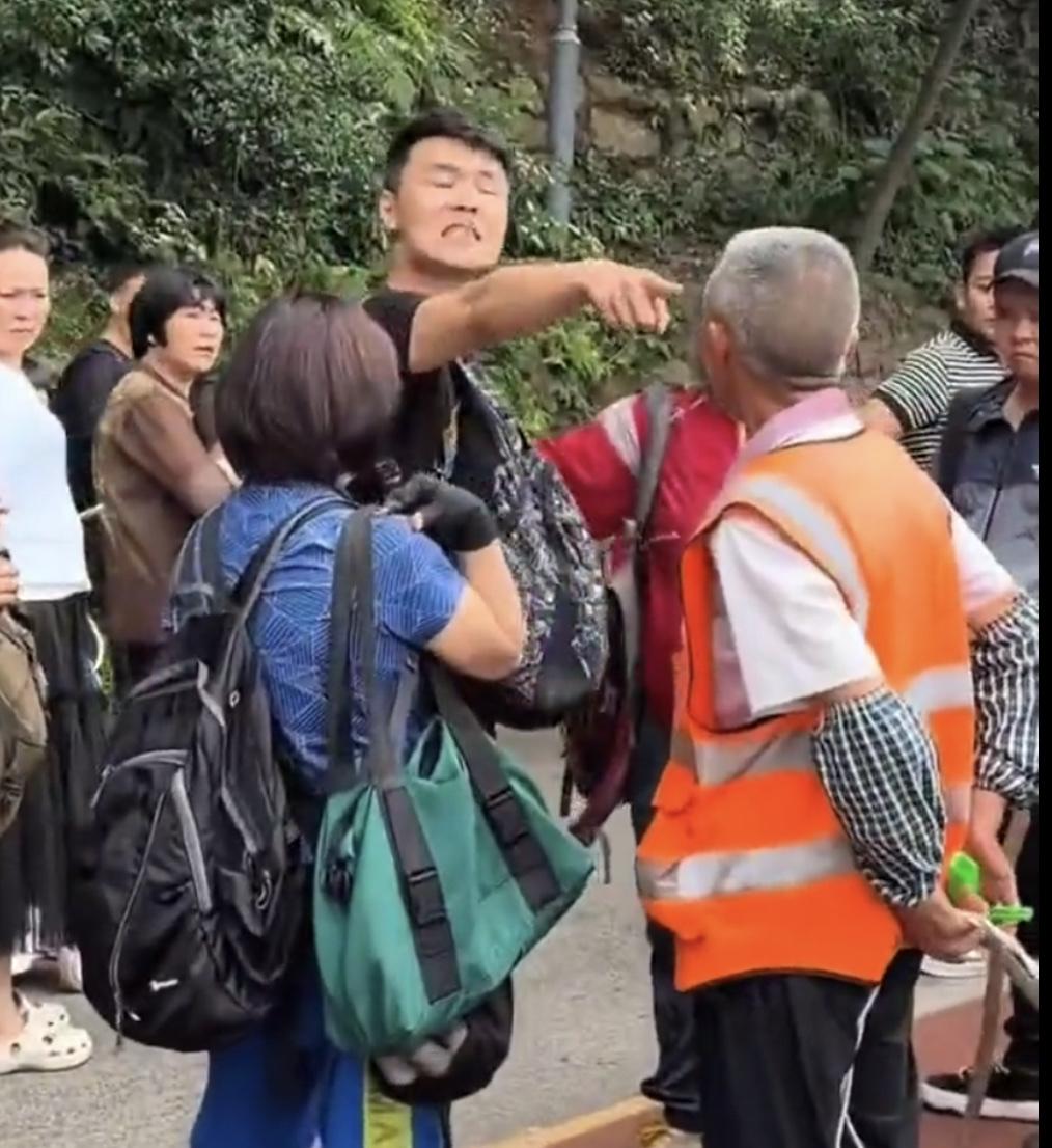 这下好了，全国出名了！
贵州黔灵山景区辱骂恐吓大爷的这名男游客说自己是江苏南京人