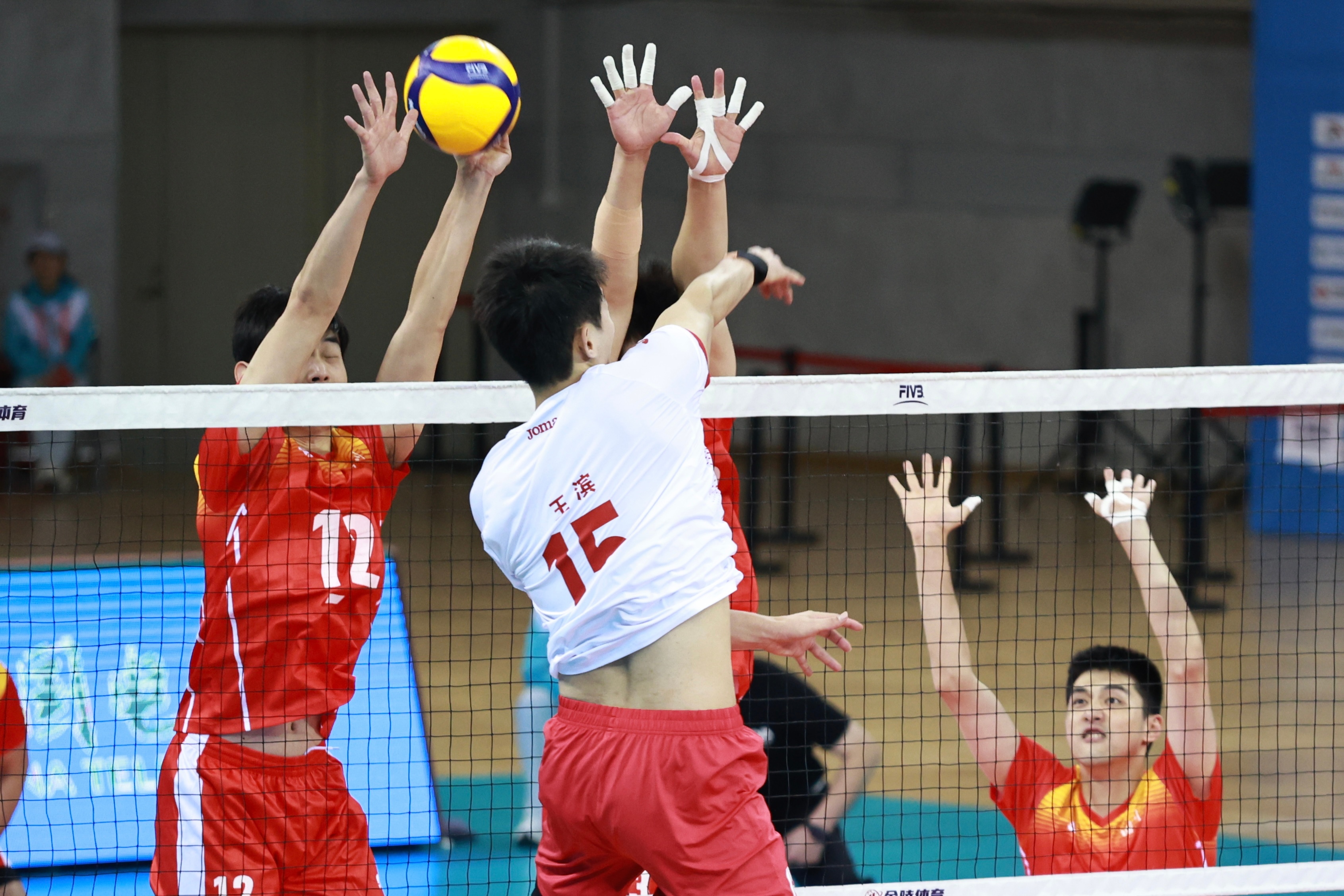 男排王滨[超话]  随机发3张王滨今天的比赛照片，无水印，喜欢的自取[吃瓜]——