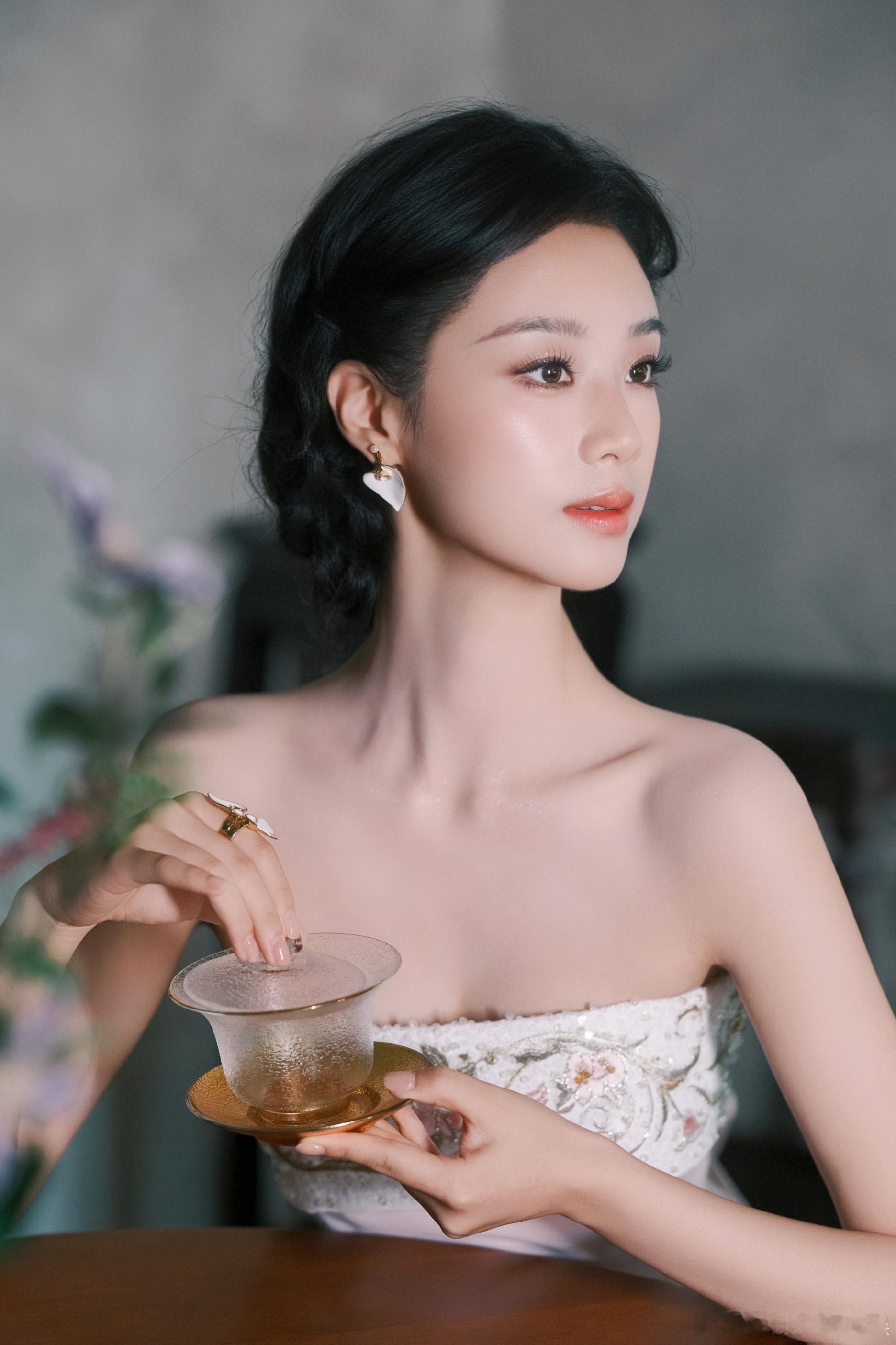 王小亿粉瓷美人王小亿解锁新式国风穿搭，摒弃浓艳配色，选用粉瓷同款温润色调，面料自