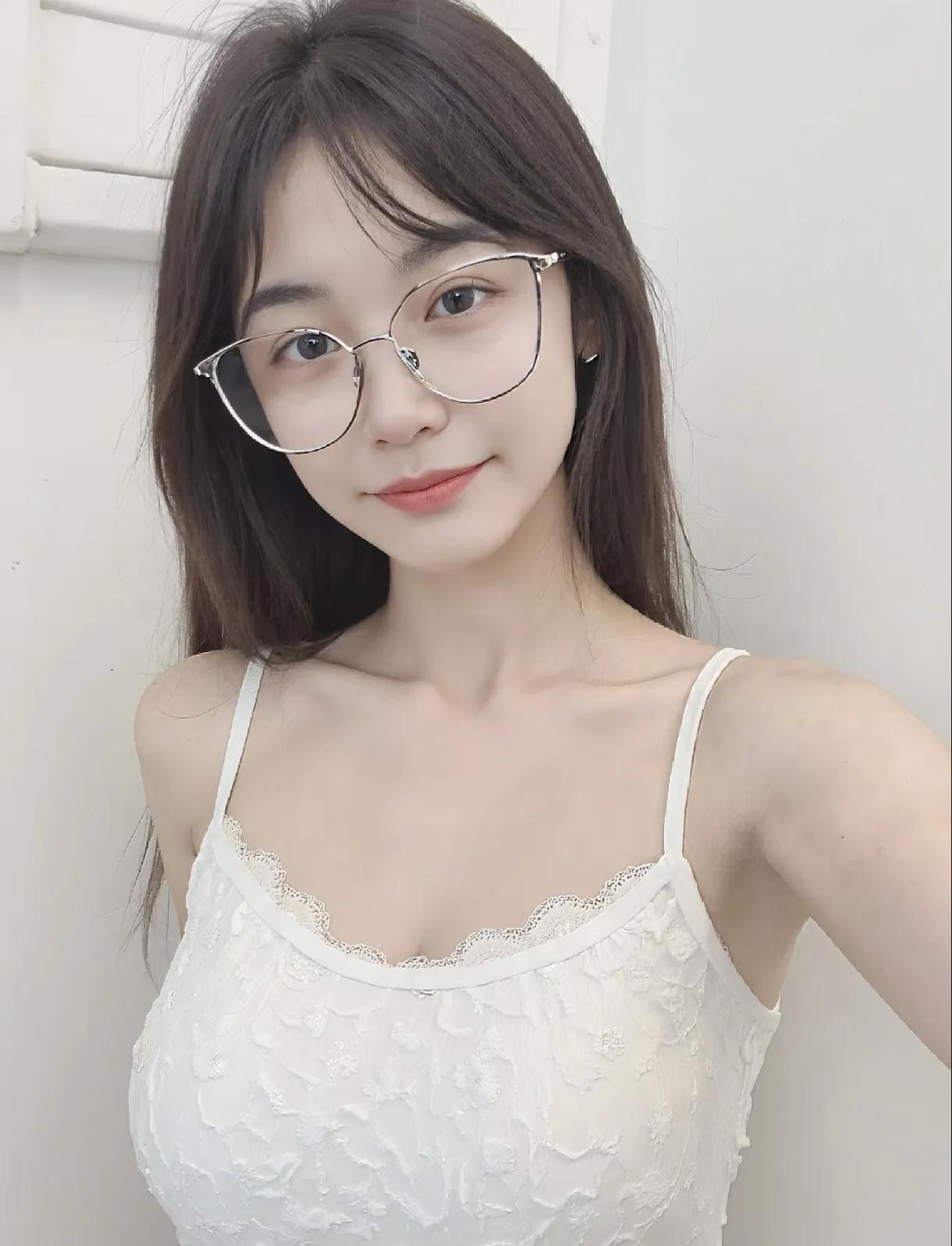 #分享你手机中的花花草草#带上眼镜就感觉是另一个自己了！