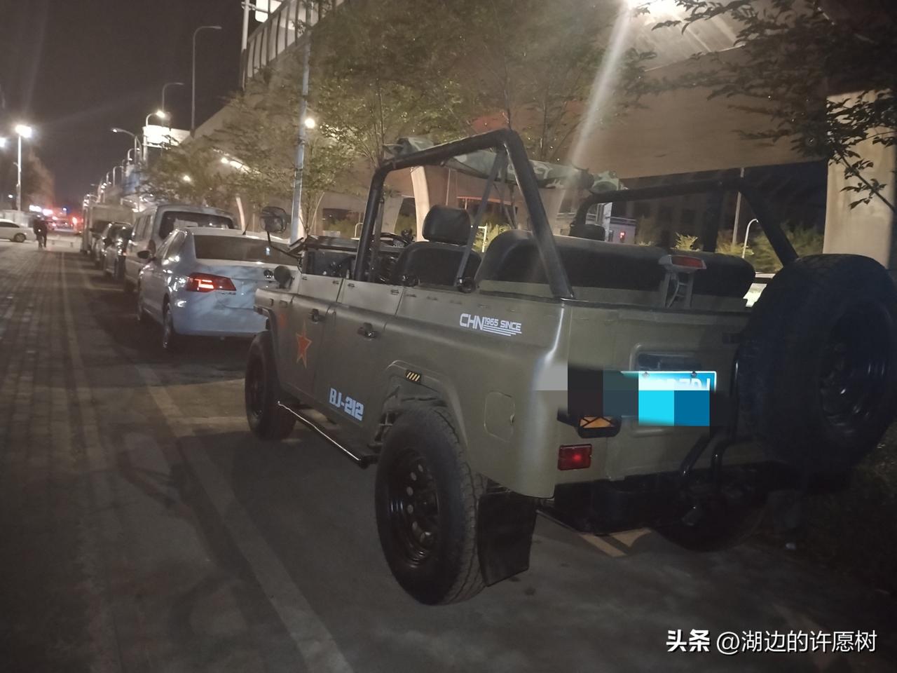 随手在街边拍的一辆北汽212，当年的神车啊。
     车身方方正正的铁皮壳子，