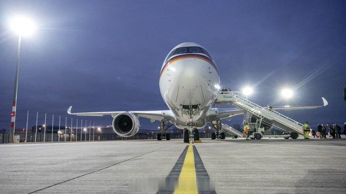 海外新鲜事 德国总理默茨周三宣布，中国将向空客Airbus订购“最多120架”飞