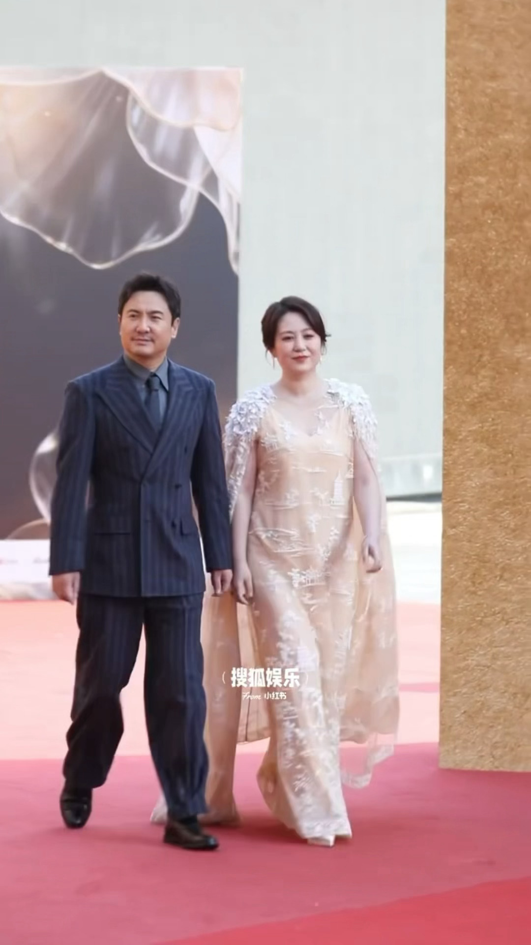 说句不是人的话，他俩好有夫妻相… 