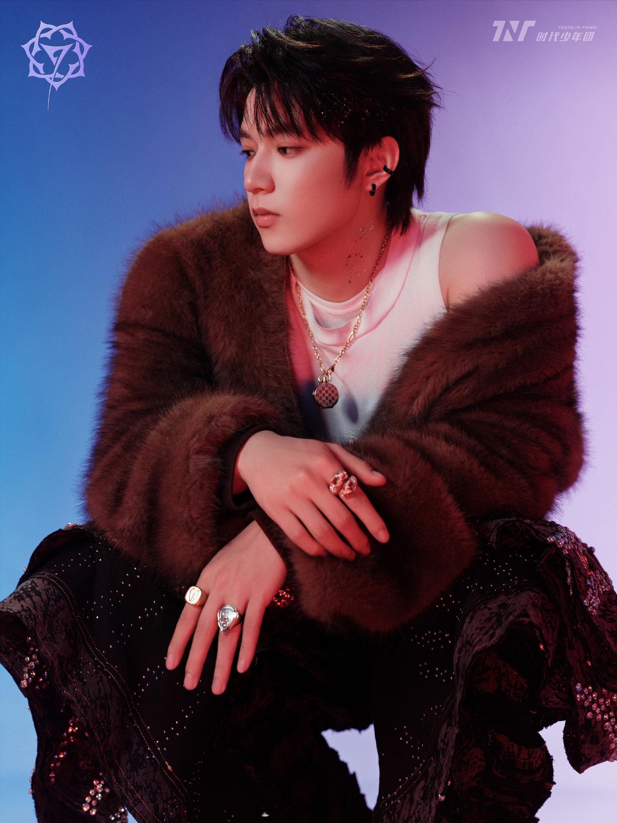 时代少年团四专公式照时代少年团刺主题概念照以荆棘为冕，以锋芒破局。这一次，刺是少