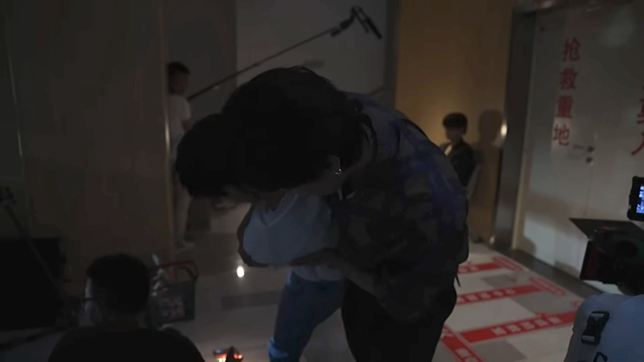 啧啧这个展智伟把人小孩掰成这样自己也觉得不好意思偷笑了，然后顺其自然托了一把老婆