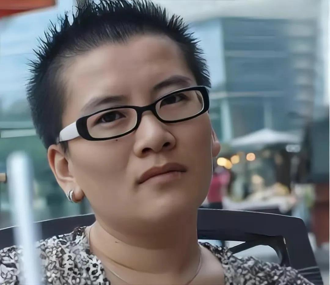2005年，宁夏姑娘耿子做了国内首例“女变男”的手术，当男性器官被植入身体后，他