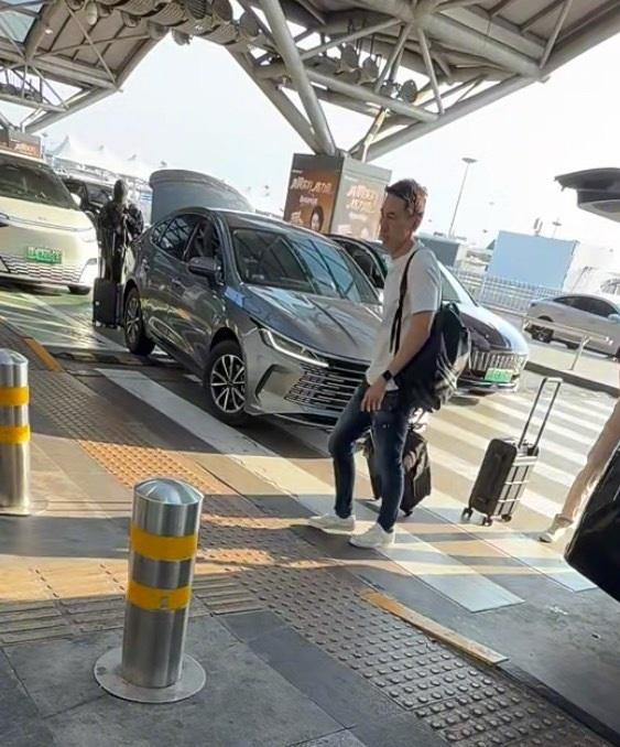 周受资机场被偶遇，自己提箱子，买了两袋泡泡玛特。