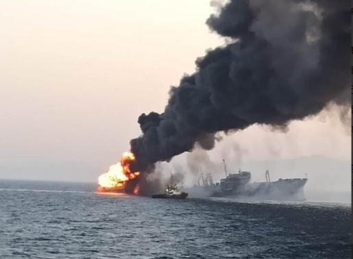 看到一个美国博主的评论，大致意思是：

特朗普要派海军护航霍尔木兹海峡，本质是把