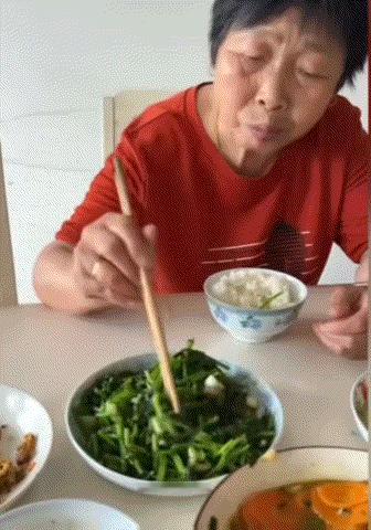 婆子妈不停翻菜的习惯如何改变?不管荤菜还是素菜，都喜欢翻过来，翻过去，烦🉐一点
