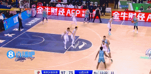 西热将饼塞进王子瑞嘴里！
王子瑞真吐出来！
西热两手一摊：what？[捂脸][捂