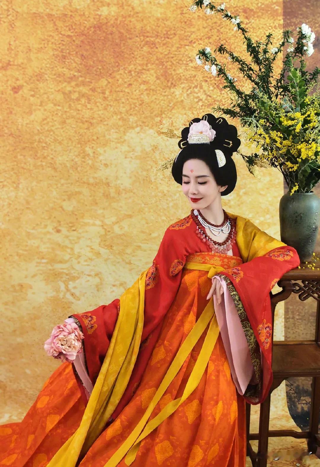 #趣评春晚#
春晚谁是你心中的最美？
女星争奇斗艳，
我心中的最美，送给新疆红石