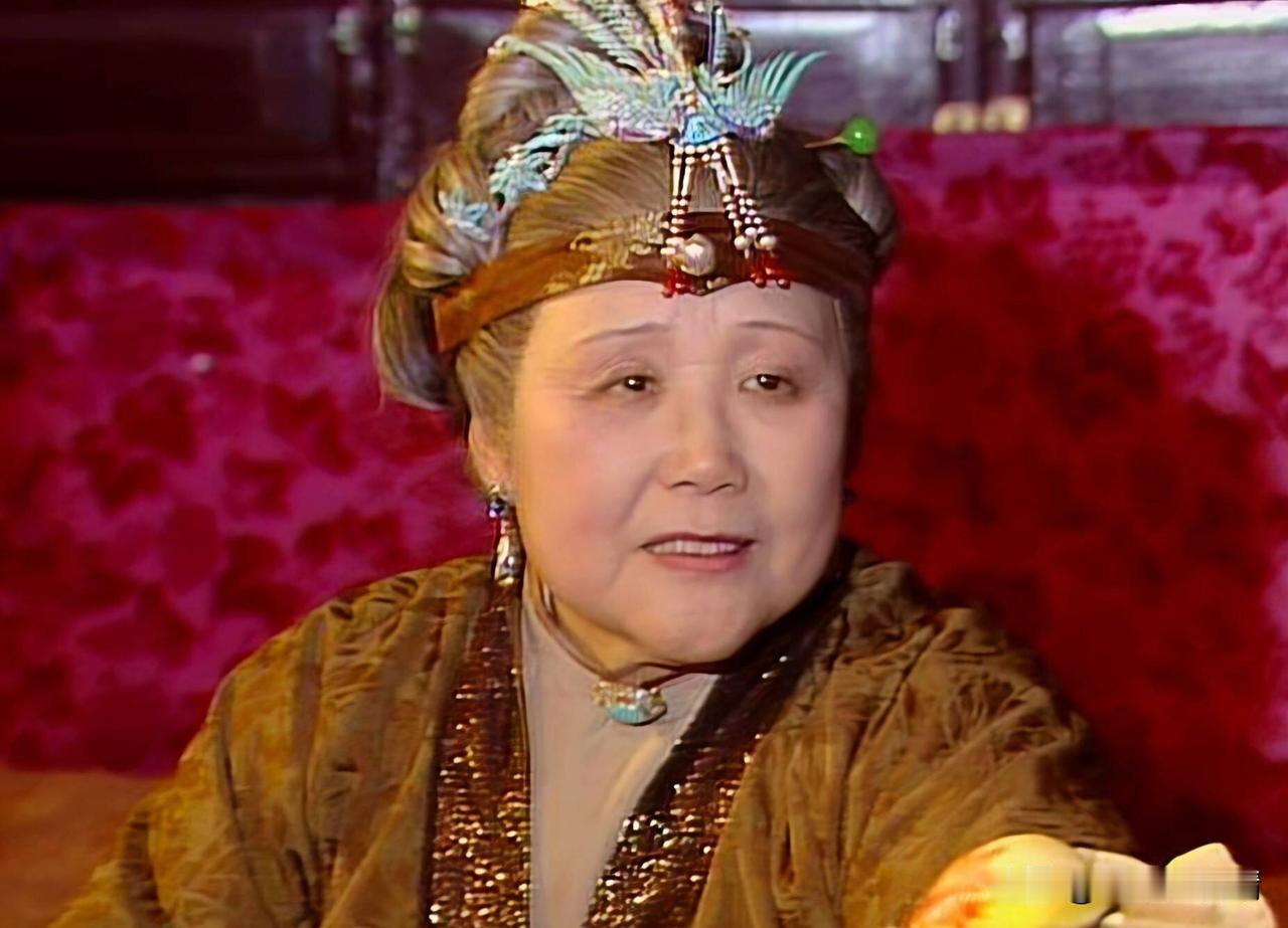 谁说审美降级没有影响到中国？

同样饰演贾母，老版中的贾母雍容华贵、慈眉善目。