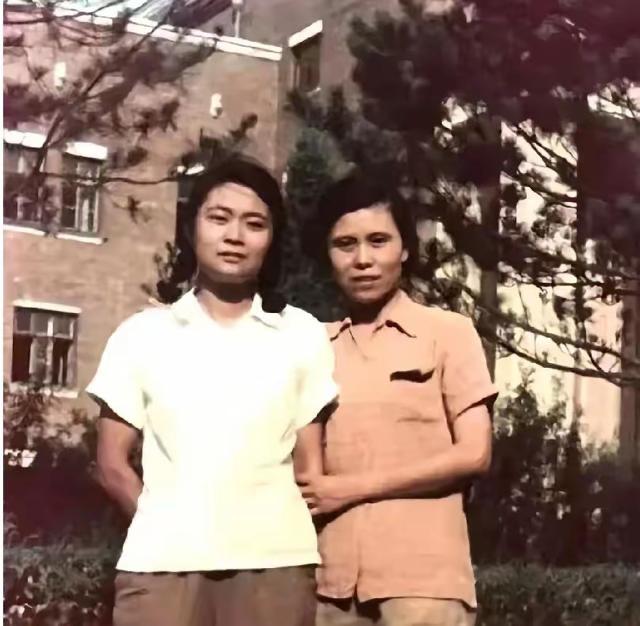 1961年8月，一汽厂区内，33岁的王冶坪与同事的珍贵合影。当时丈夫正在一汽担任