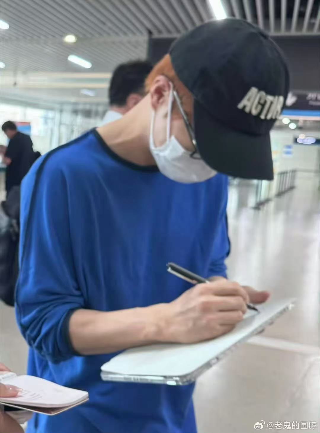 金俊勉现身张艺兴南京演唱会 ​​​今夕是何年？！金俊勉被拍到现身南京机场，看来是