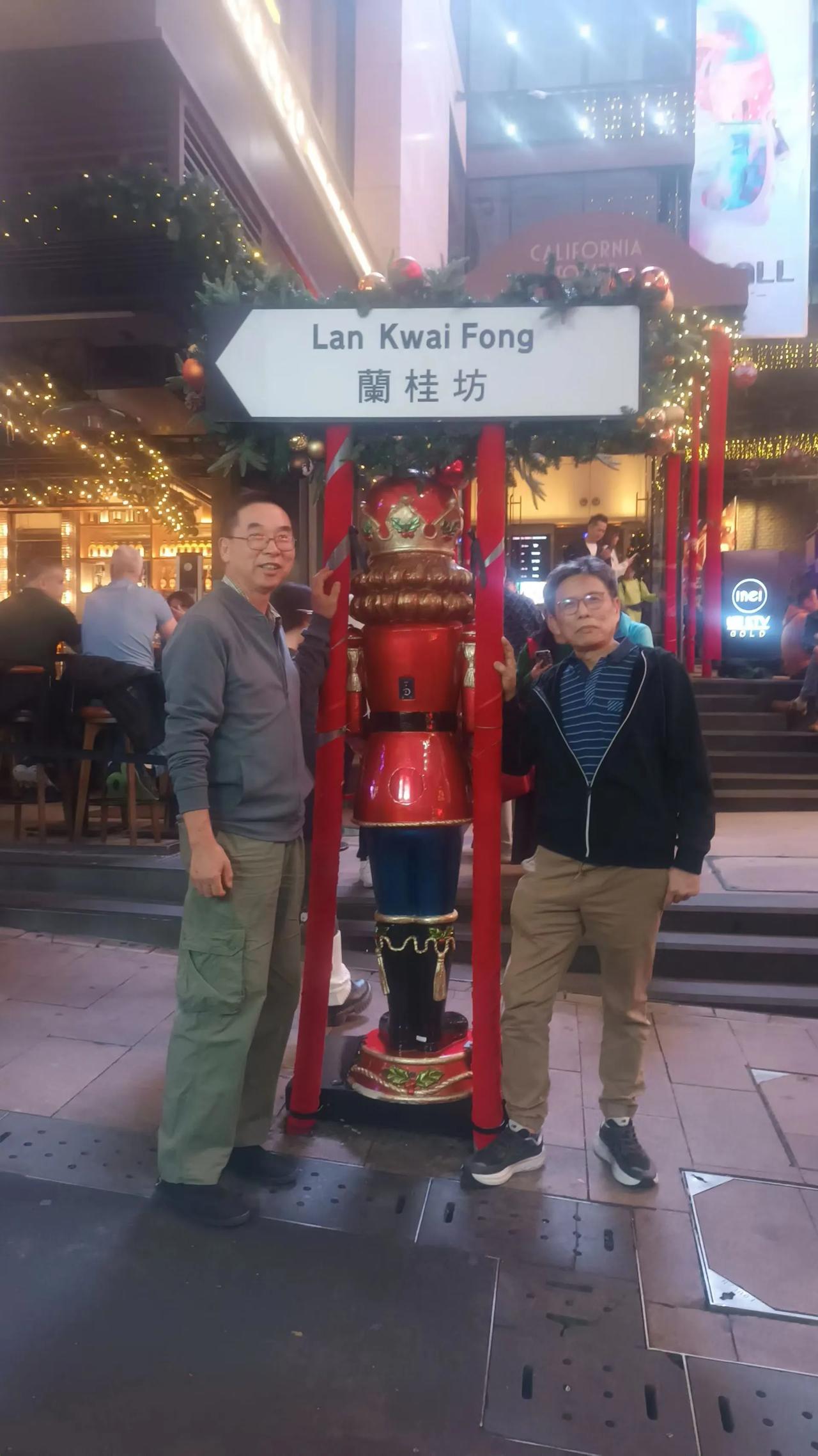 2026年元旦日，迢迢万里襟兄弟再次聚首于香江。十一年间刻在脸上容颜的改变，岁月